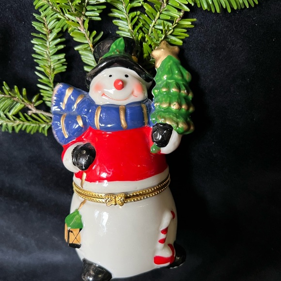 Greenbrier Porcelain Hinged Trinket Box, Snowman with Tree & Lantern. - Picture 4 of 12